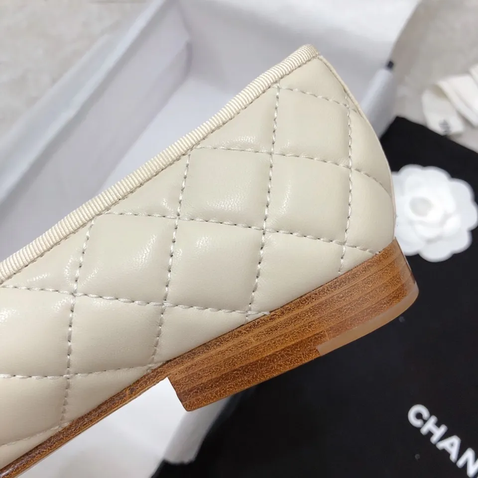 👟👟Ex-factory price 440👟👟 Chanel has been upgrading Chanel shoes ~ 2021ss top version HK overseas purchasing original cut at 1:1 Chanel Chanel Eternal Classic Bow Round Toe Ballet Shoes There are not many good quality, truly no pressure to enter and exit the counter. Regardless of the last type, leather material selection, and manufacturing process, they are all genuine craftsmanship and very sophisticated. ◾️Fabric: Mixed sheepskin imported from Italy ◾️Lining: Imported sheepskin (sweat-absorbent and soft) ◾️Sole: Italian special A-grade genuine leather sole (not ordinary thin sole in the market) ◾️Size: 35-39 [34 40 41 42 43 customization is not returnable]